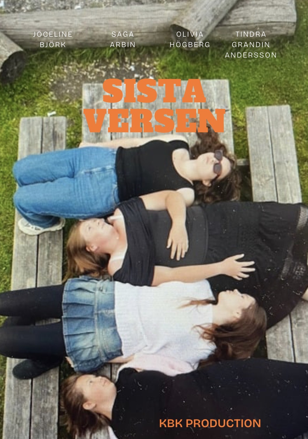 Fyra unga tjejer ligger p&aring; ett picknickbord