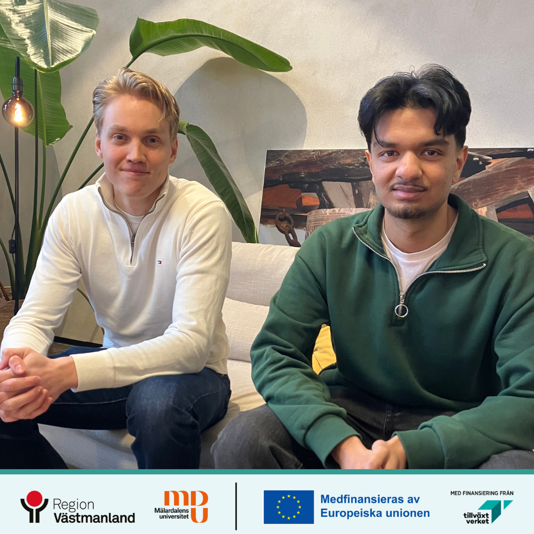 Studenterna Sigurdur och Fahim sitter ner p&aring; en soffa. Loggor: Region V&auml;stmanland; M&auml;lardalens universitet; EU-logga med texten "Medfinansieras av Europeiska unionen"; Tillv&auml;xtverket.