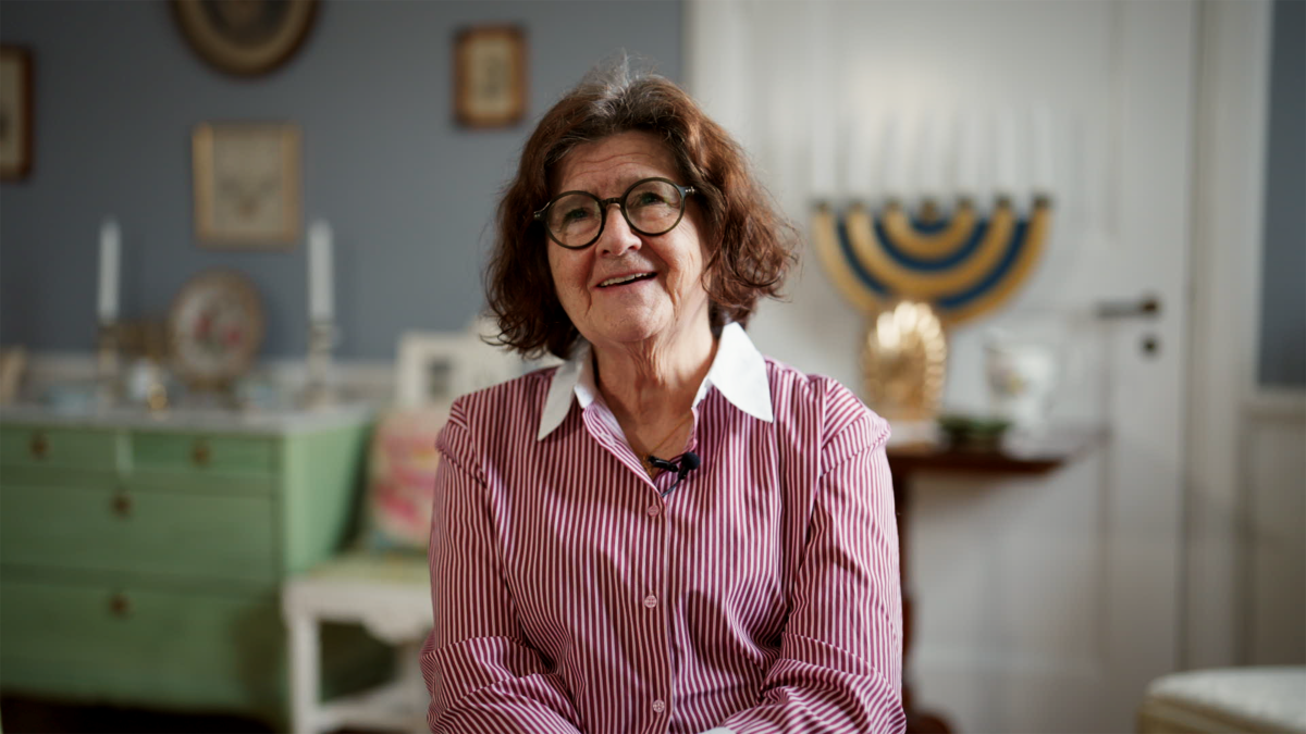 Agneta i sitt hem, blicken mot kameran