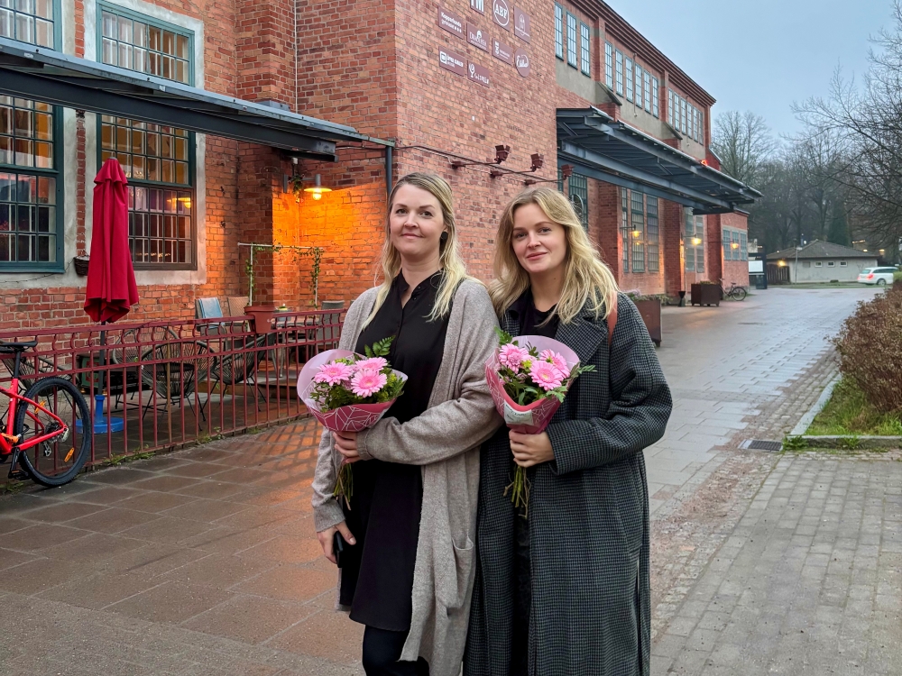 Porträttbild på Alice och Stina