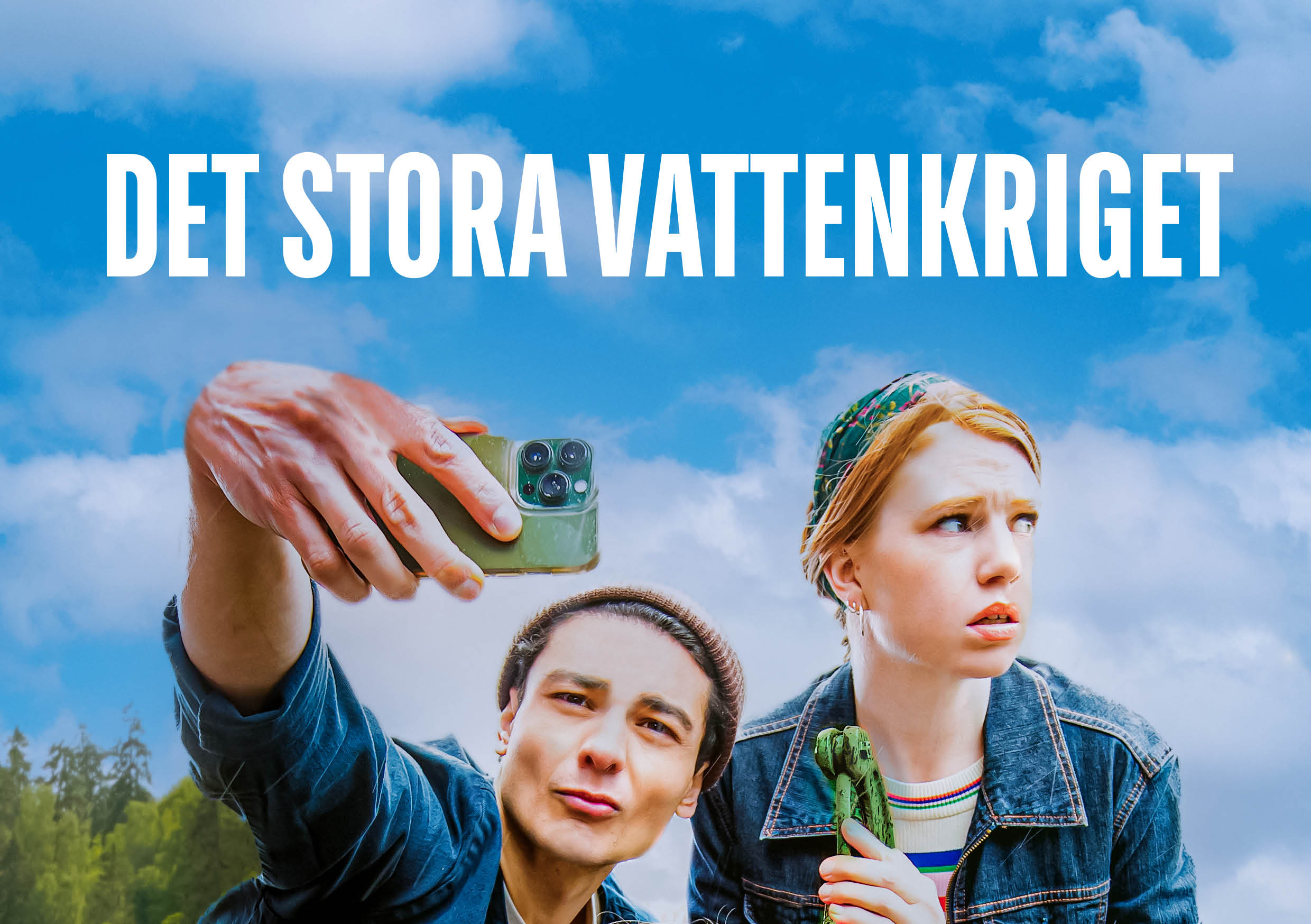 Bilden visar två personer som tar en selfie utomhus. Den ena personen håller upp en mobiltelefon för att ta bilden. I bakgrunden syns en blå himmel med några moln. Till höger i bilden finns texten "DET STORA VATTENKRIGET".