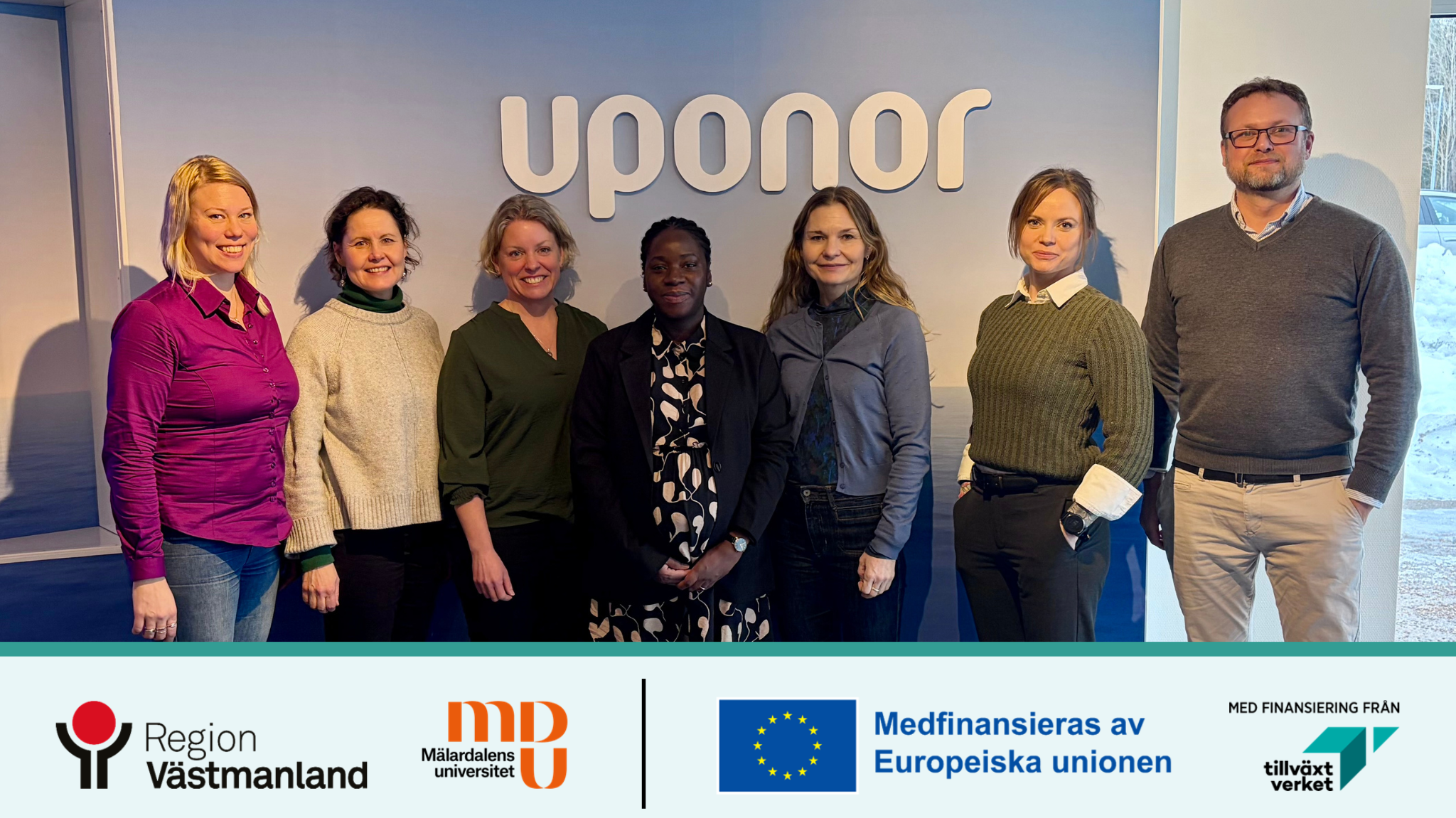 Representanter fr&aring;n Region V&auml;stmanland, Uponor och Surahammars kommun poserar mot kameran under ett studiebes&ouml;k hos Uponor i Virsbo. Loggor: Region V&auml;stmanland; M&auml;lardalens universitet (MDU); EU-logga med texten "Medfinansieras av Europeiska unionen"; Tillv&auml;xtverket med texten "Med finansiering fr&aring;n Tillv&auml;xtverket". 