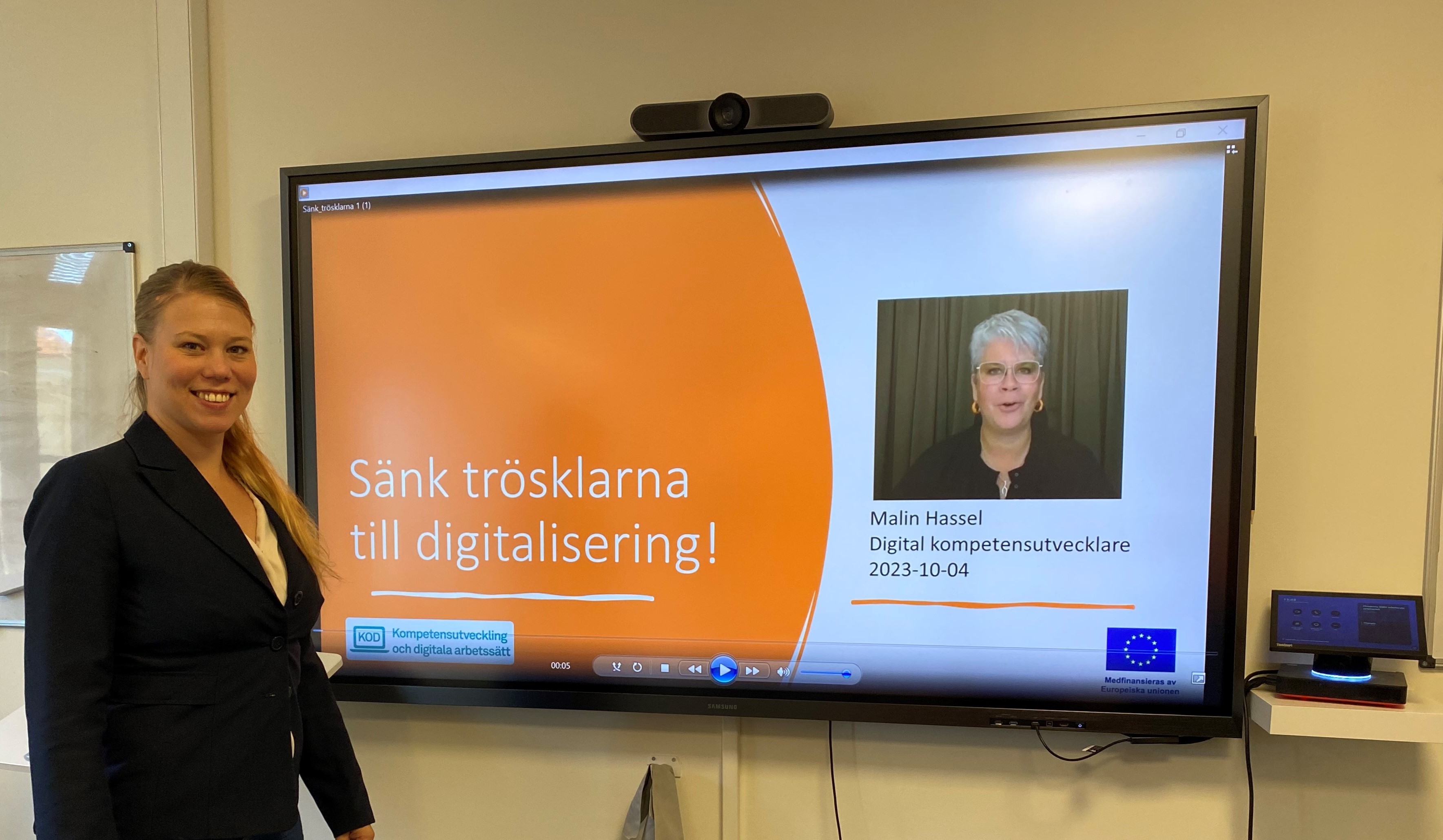Chatarina Ståhl framför en digital skärm, redo att hålla inspirationsföreläsningen med Malin Hassel.