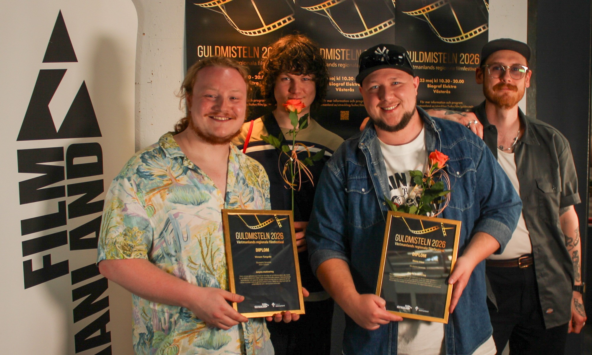 Anton, Baltazar, Dennis och Mattias visar upp sitt vinnardiplom