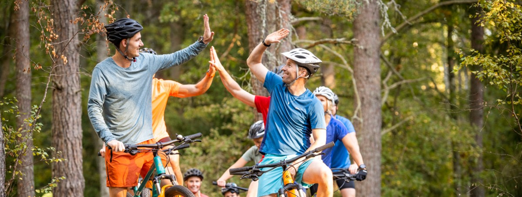 Ett gäng mountainbikecyklister ute i skogen.