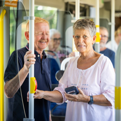 Äldre man och kvinna på buss