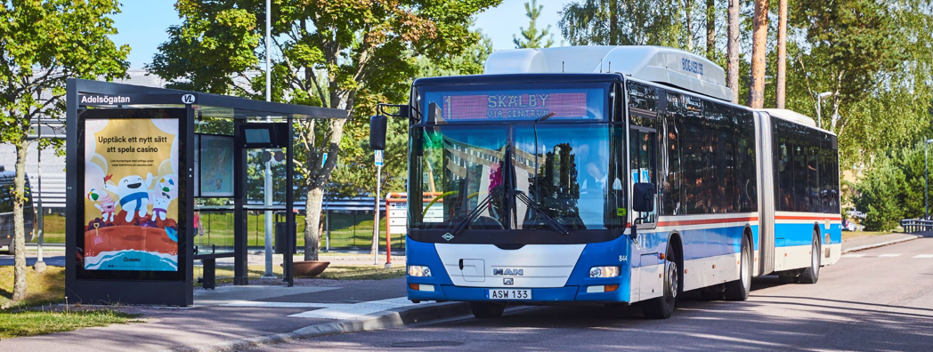 Buss står på en hållplats.