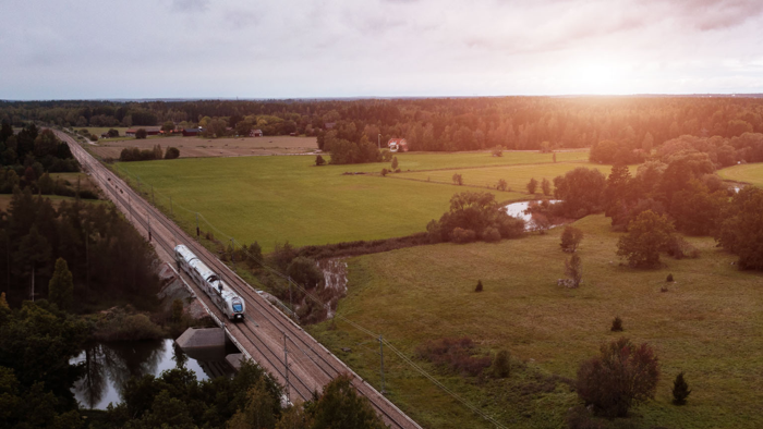 Flygbild på tåg i Västmanländskt landskap