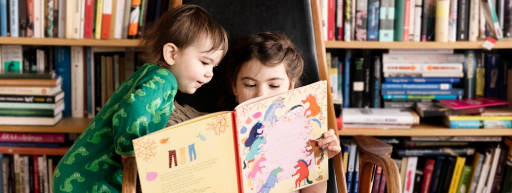 Två händer sträcker sig mot varandra.