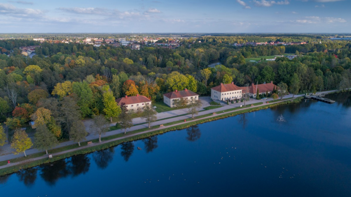 Flygbild över en stadskärna med en å som rinner bredvid