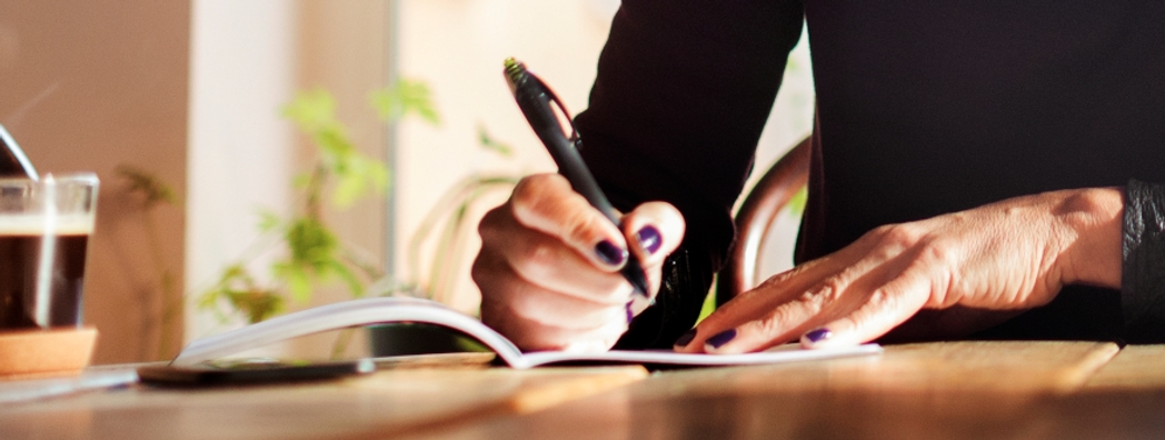 Två pojkar tittat i samma bok på biblioteket