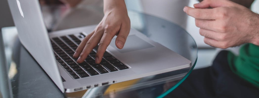 Händer ovanför en laptop