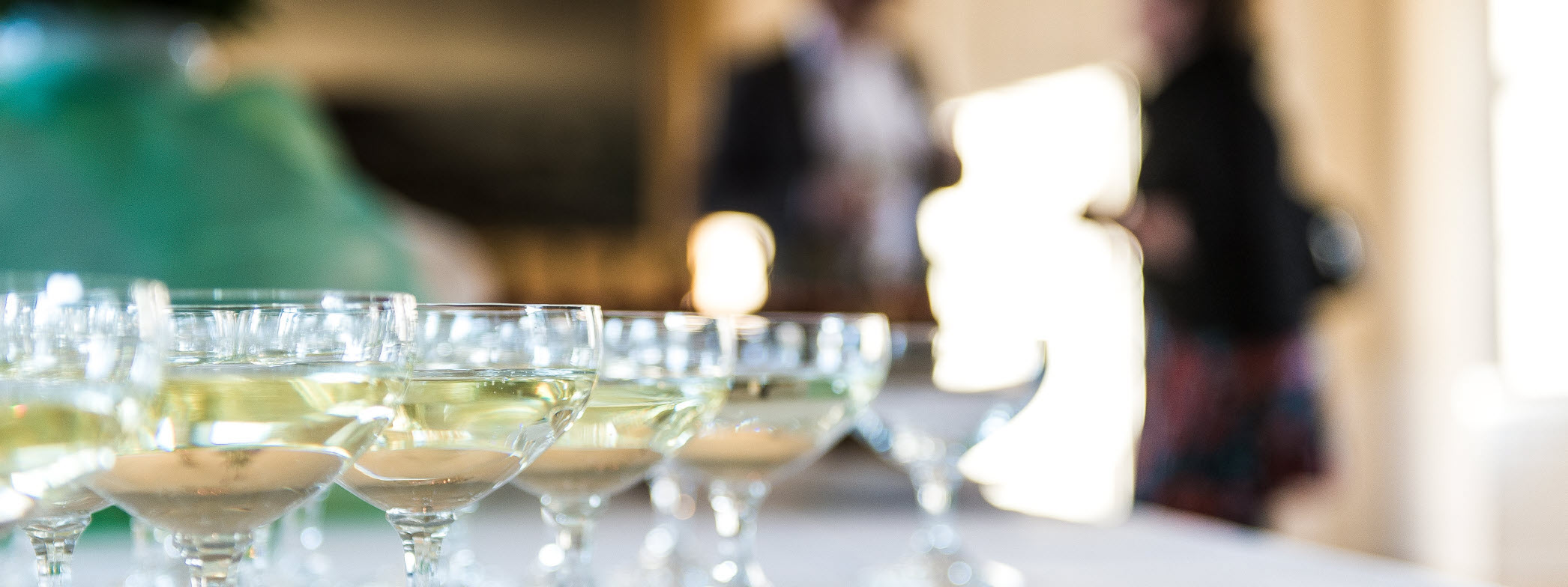 Glas med champagne på ett bord.