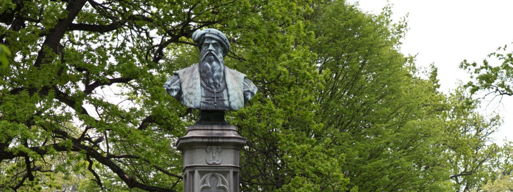 Byst på Gustav Vasa i en parkmiljö. 