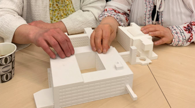 Tredimensionella modeller av det nya akutsjukhuset visas i bilden.