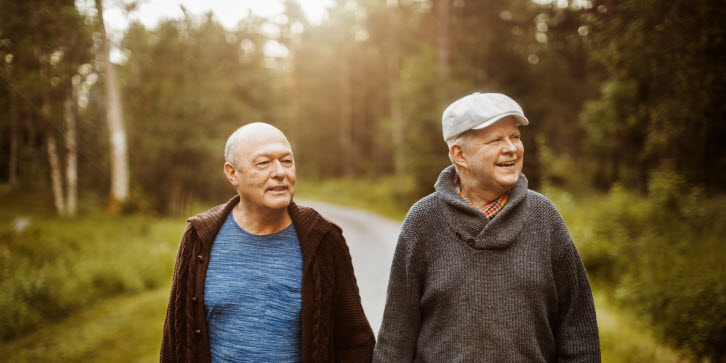 Två äldre män på promenad