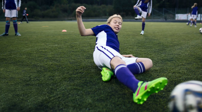 Ung tjej som spelar fotboll