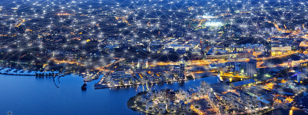 Visualisering av bredbandsnät som sträcker sig på ett foto över en stad