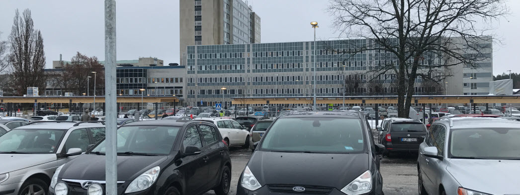 Parkering med sjukhuset i bakgrunden